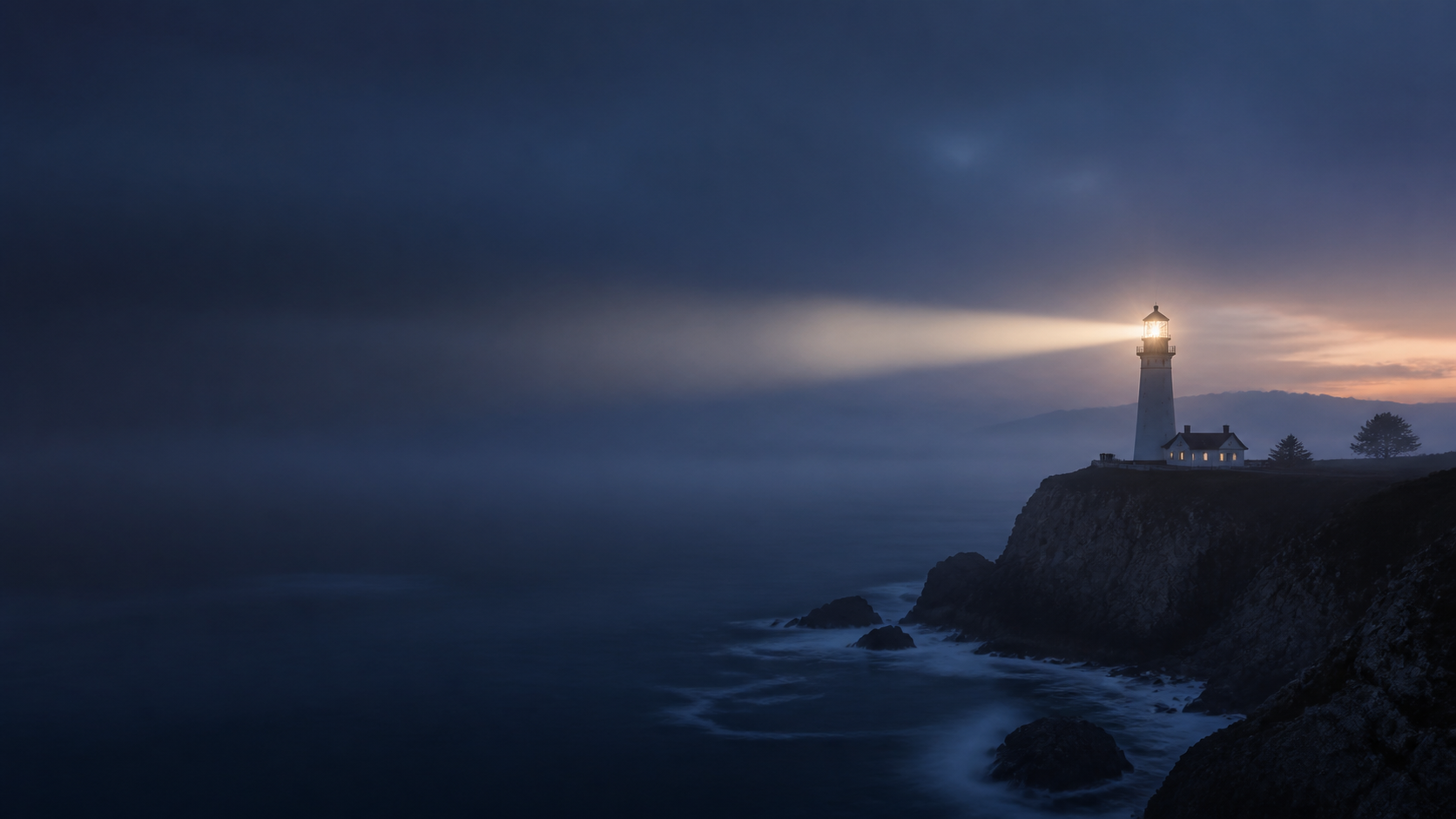 Faro en una costa con niebla, metáfora de orientación durante el proceso terapéutico